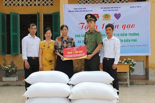 Tặng 1 tấn gạo cho học sinh nghèo xã Thanh Minh