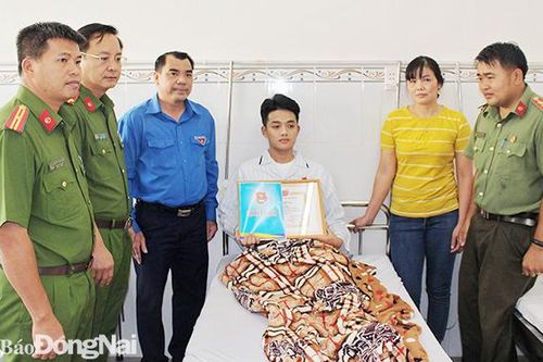 Trao huy hiệu Tuổi trẻ dũng cảm cho chiến sĩ Phan Đức Mạnh