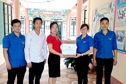 Tặng nước sát khuẩn và khẩu trang cho học sinh Khánh Yên Hạ