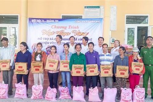 Tặng nhu yếu phẩm, khẩu trang cho người nghèo và học sinh