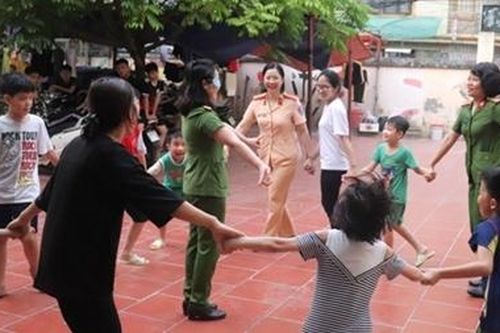 Trao quà hỗ trợ trẻ mồ côi tại Trung tâm nuôi dưỡng trẻ mô côi Hà Cầu