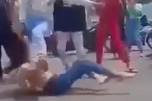 Cô gái trẻ bị túm tóc, đánh đập dã man