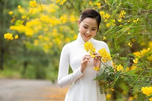 Hoa hậu Khánh Ngân rạng rỡ với áo dài