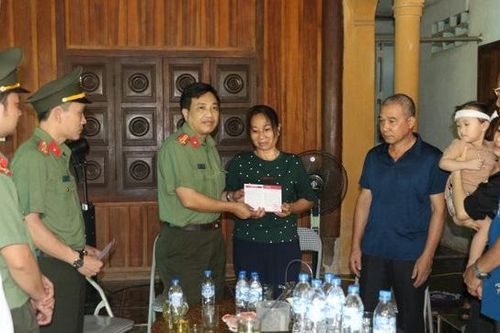 Trao sổ tiết kiệm 1 tỷ đồng cho gia đình đại úy công an hy sinh khi bắt ma túy