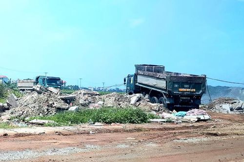 Nạn đổ trộm phế thải xây dựng trên địa bàn Hà Nội: Cần xử lý quyết liệt hơn