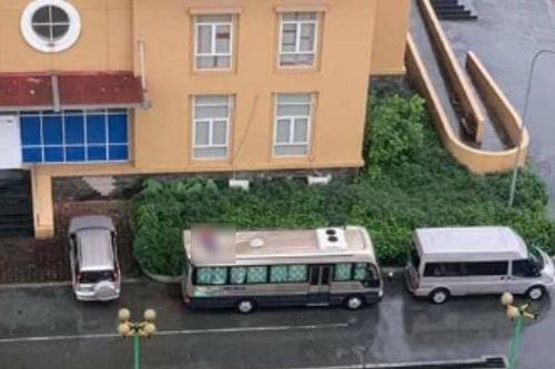 Một người đàn ông ngã từ chung cư Nam Thăng Long tử vong