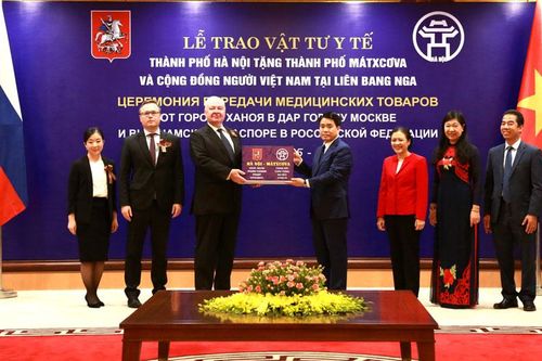 Hà Nội tặng thành phố Mátxcơva vật tư y tế phòng, chống dịch Covid-19