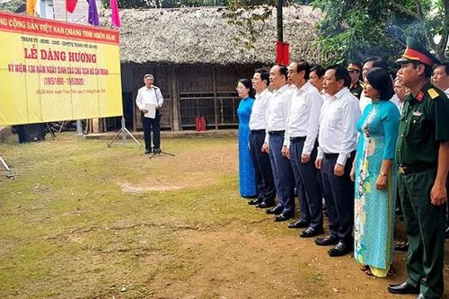 Lãnh đạo thành phố Hà Nội dâng hương tại nơi Bác Hồ từng ở và làm việc tại Thạch Thất