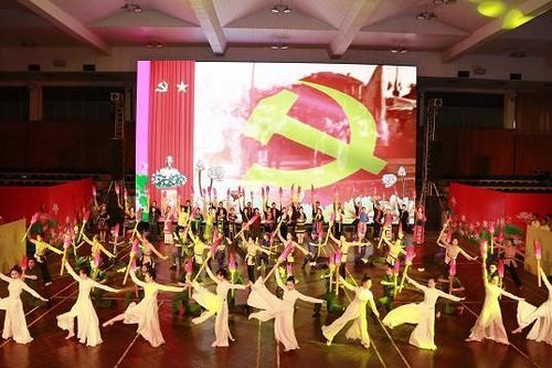 Hà Nội khen thưởng các tổ chức đảng 'trong sạch, vững mạnh' và đảng viên tiêu biểu
