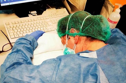 Y tá mùa dịch: 'Tôi thấy mình như siêu anh hùng cứu thế giới'