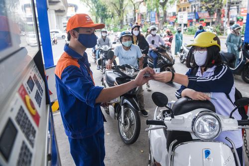 Xếp hàng đổ xăng trước giờ điều chỉnh giá