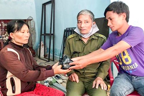 Tặng bằng khen cho thanh niên trả lại vàng cho người mất