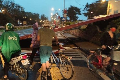 Mái tôn bay xuống đường trong cơn dông ở Hà Nội