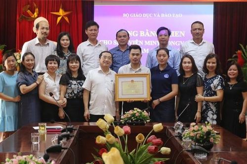Bộ trưởng GD&ĐT tặng bằng khen cho sinh viên Lào cứu người đuối nước