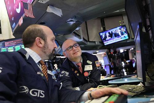 Lo ngại tác động ngược từ mở cửa kinh tế quá sớm, Dow Jones 'bốc hơi' hơn 400 điểm