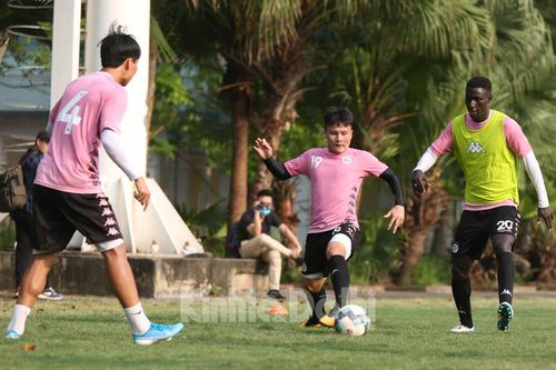 Nhập nhằng hợp đồng hình ảnh cầu thủ ở Hà Nội FC: Tầm quan trọng của người đại diện cầu thủ, HLV?