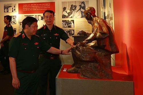 Triển lãm 'Luôn có Bác trong tim'