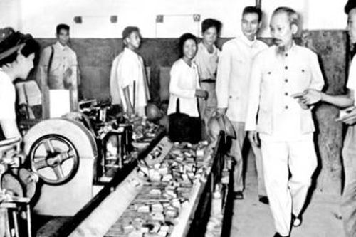 Bác Hồ với tư duy kinh tế hướng tới Việt Nam hùng cường