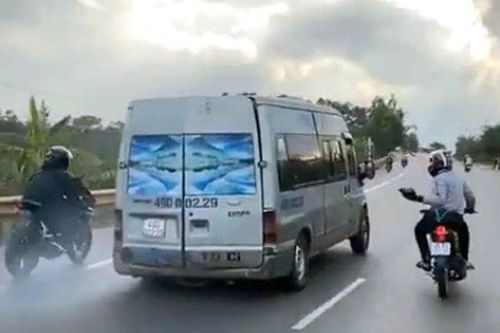 Triệu tập nhóm 'phượt thủ' ném đá ô-tô