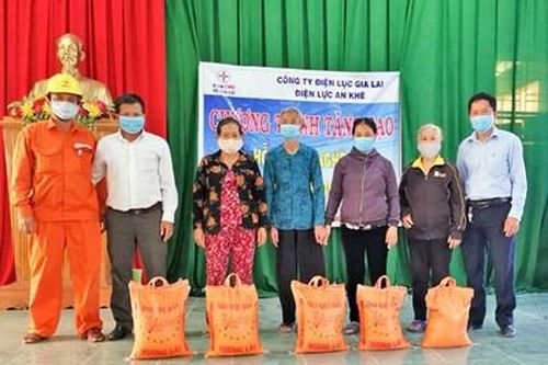 Điện lực An Khê tặng 1 tấn gạo cho các gia đình gặp khó khăn do dịch Covid-19