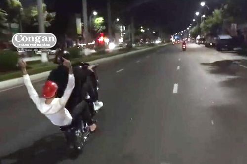 Truy lùng nhóm 'quái xế' chạy xe 1 bánh, lạng lách trên phố