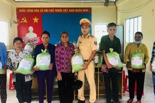 Công an Sóc Trăng chung tay hỗ trợ người dân hoàn cảnh khó khăn