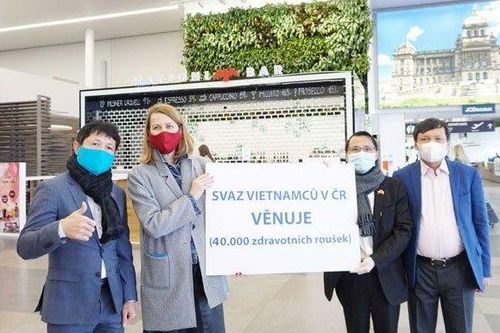 Người Czech cảm động trước nghĩa cử của cộng đồng người Việt trong cuộc chiến chống dịch Covid-19