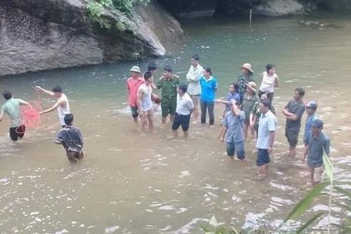 Đi picnic cùng gia đình, nam thanh niên đuối nước thương tâm
