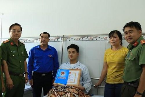 Tặng huy hiệu dũng cảm cho chiến sĩ CSCĐ bị trọng thương khi chống đua xe