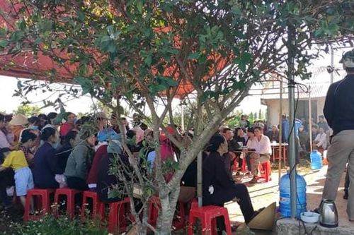 Nhiều người đưa tang thanh niên xấu số bị bí thư xã giết, đốt xác