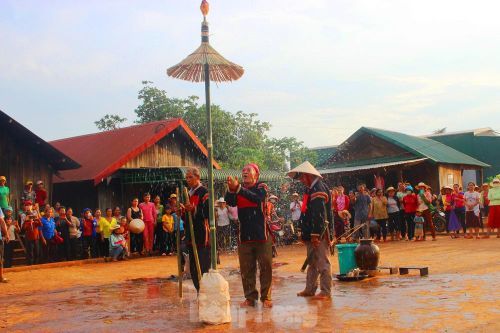 Làm lễ cầu mưa, mây đen kéo đến, trút nước ầm ầm