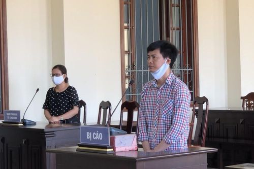 'Nổ' sắp lên chức trưởng khoa để lừa chạy việc cho 10 người