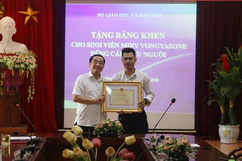 Bộ trưởng Bộ GD&ĐT tặng bằng khen cho sinh viên Lào dũng cảm cứu người