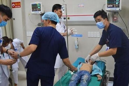 Bé trai 8 tuổi bị tôn cắt vào cổ khi đang đi xe đạp