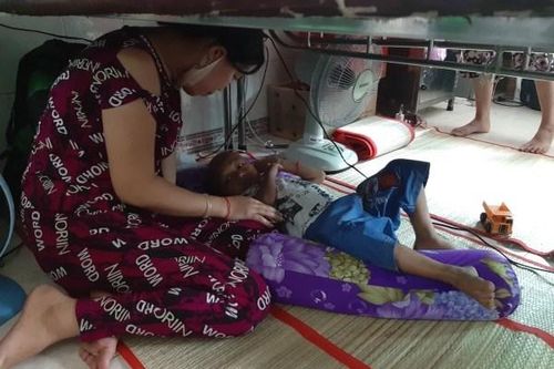 Chỉ còn duy nhất 1 công đất trồng hành, cha mẹ nghèo khó lòng cứu con