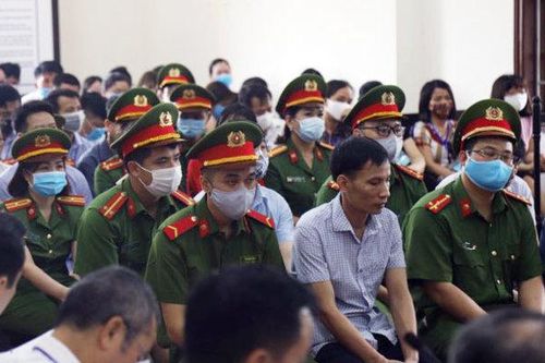 Vụ nâng điểm thi ở Hòa Bình: Cựu giáo viên khóc tại tòa