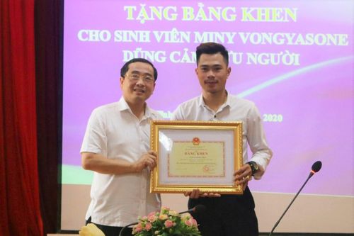 Cứu người rơi xuống sông, nam sinh Lào được Bộ trưởng Giáo dục tặng bằng khen