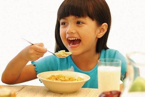 4 thói quen sai lầm khi cho bé ăn sáng khiến con chậm lớn, dễ rối loạn tiêu hóa