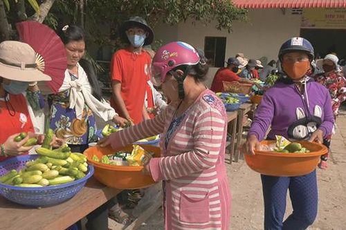 Khai trương 'Siêu thị mini 0 đồng' dành cho hộ nghèo