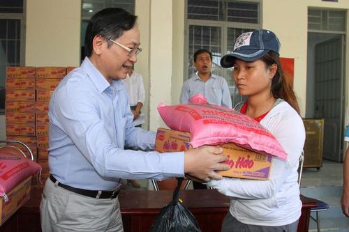 Tặng 300 suất quà cho người nghèo ở xã Sơn Tân