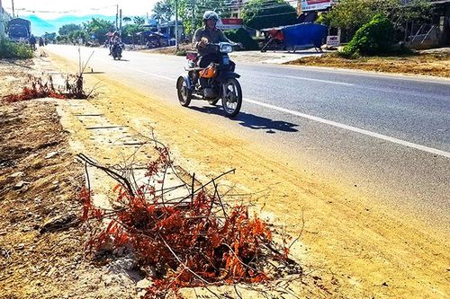 Nhiều nắp cống trên Quốc lộ 26 bị bể, sập gây nguy hiểm