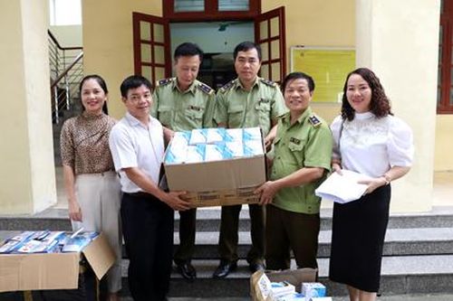 Bàn giao trên 16 nghìn khẩu trang cho cơ quan y tế