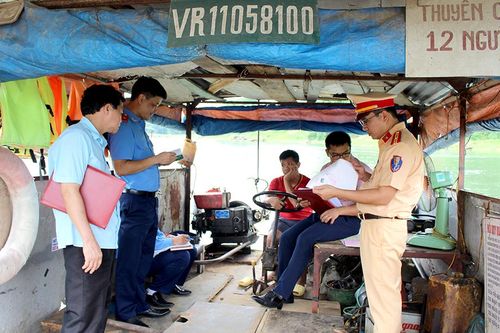 Kiểm tra hoạt động bến khách ngang sông tại Đoan Hùng