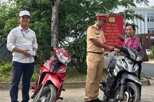 Trao trả xe bị mất trộm cho người dân
