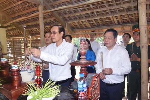 Lãnh đạo thành phố Hà Nội dâng hương tại Nhà lưu niệm Bác Hồ ở huyện Thạch Thất