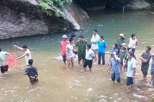 Đi picnic cùng gia đình, một thanh niên bị nước cuốn trôi