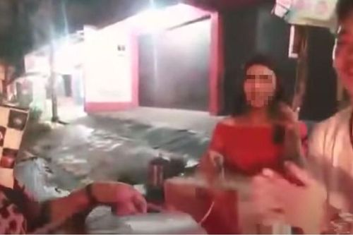 Thanh niên đối mặt án tù 12 năm vì vờ tặng thức ăn cho người khác nhưng bên trong toàn rác