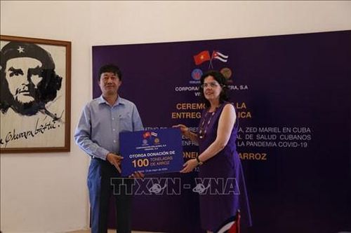 Trao 100 tấn gạo tặng y, bác sỹ Cuba ở tuyến đầu chống dịch
