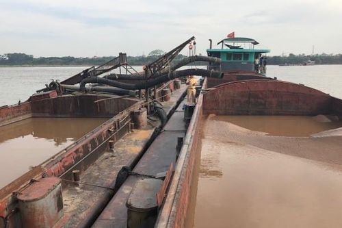 Phát hiện, tạm giữ 8 phương tiện khai thác cát trái phép trên sông Hồng