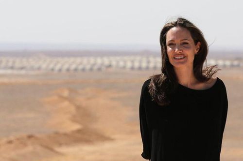 Những chuyến đi của Angelina Jolie đã thức tỉnh chúng ta điều gì?